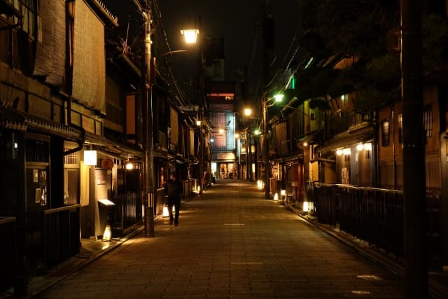 京都祇園の夜の街なみ