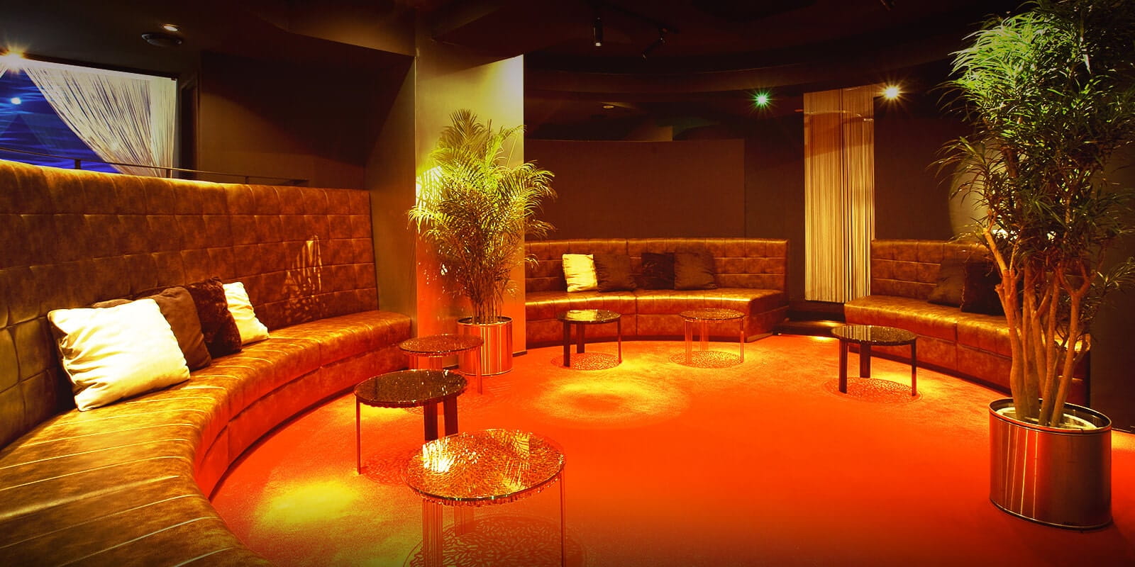 新宿のハプニングバーRETREAT BAR(リトリートバー)のソファ席